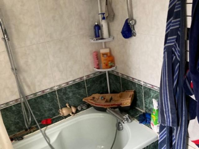 Remplacement d'une baignoire par une douche et des toilettes surélevées sur Issé - Avant