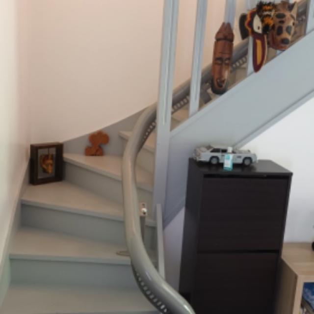 Installation d'un monte-escalier sur Orvault en complément de la douche